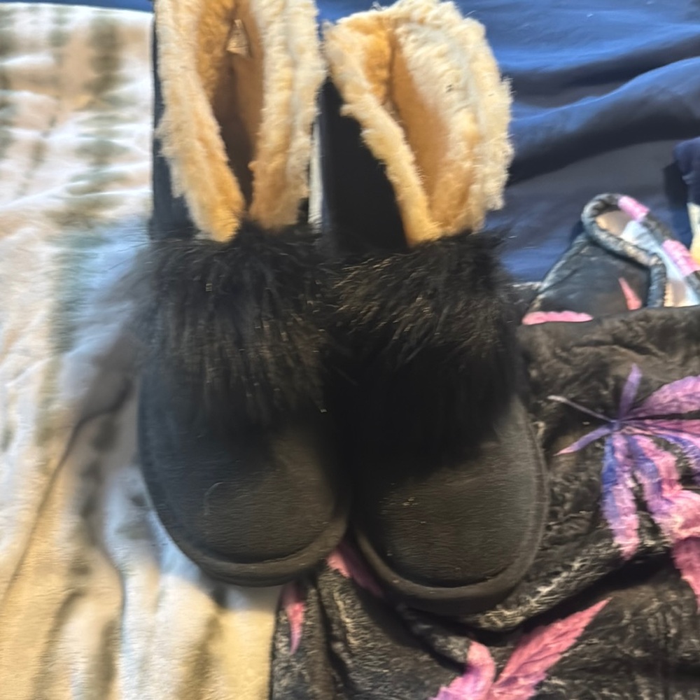 BearPaw Black Fuzzy Lined Boots